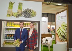 El equipo comercial de Los Gallombares mostrando su espárrago de Loja.