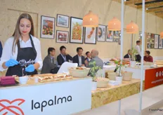 Degustación de tomate Adora de la cooperativa Granada La Palma. Delegaciones asiáticas estuvieron reuniéndose y mostrando interés por los productos de la empresa.