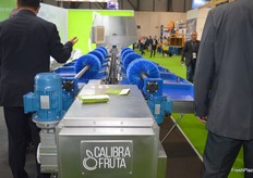 Calibra Fruta demostrando su maquinaria novedosa.
