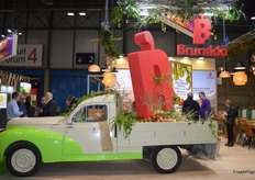 La camioneta frutera de Brunilda atrajo miradas.