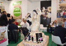 Una "bailaora" española escultura creada con ajos y dientes por una empresa de ajo francesa.