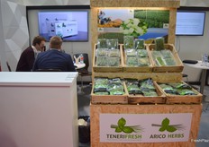 David Fairley de Tenerifesh reunido. La empresa ofrece hierbas fresas y aromáticas de Tenerife.