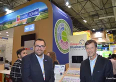 Charif Christian Carvajal (izq.), director de marketing para Europa y Asia para ASEOEX Chile junto a Andrés Armstrong, director ejecutivo de Chilean Blueberry Committee.
