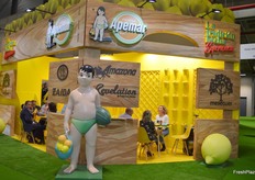 Frutas Apemar tuvo muchos visitantes y sonrisas ante el enorme "bebé frutero".