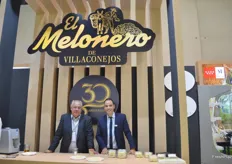 Para celebrar sus 30 años, El Melonero nos invitó a degustar melón. Ricardo Agudo Gaitán y Jorge Rivero del departamento de ventas.