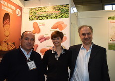 Viveros Santana, Plantas de Boniatos SL de Vélez Málaga, Izq. a dcha. Francisco Javier Santana, Andrea Czebor y Stefan Papp