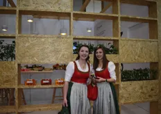 Diferentes azafatas de Messe Berlin estuvieron degustando productos españoles, entre ellos el tomate y pimiento de Almería.