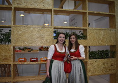 Diferentes azafatas de Messe Berlin estuvieron degustando productos españoles, entre ellos el tomate y pimiento de Almería.