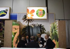 Sweet Papaya de las Islas Canarias en plena reunión con clientes internacionales interesadps en papaya canaria.