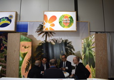 Sweet Papaya de las Islas Canarias en plena reunión con clientes internacionales interesadps en papaya canaria.