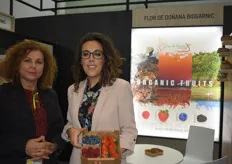 Flor de Doñana con su línea de frutos exclusivamente ecológicos. María José Rodríguez y Alba Rodríguez, del departamento comercial y de comunicación.