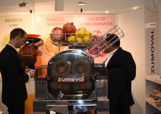 Zumoval con su amplia línea de exprimidoras de zumo.