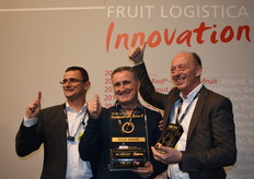 El 1er Premio de Innovación 2020 fue otorgado al tomate Yoom (Syngenta) cultivado, entre otros, en Murcia y Almería donde se consigue un color y sabor óptimos, según nos contó Luis Ortega (centro foto). Izq. Jérémie Chabanis. Dcha. Rik Lootens.