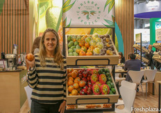María Paulina Pérez de Caribbean Exotics mostrando una granadilla