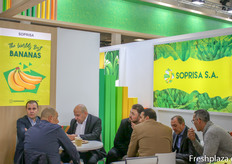 El stand de Soprisa S.A. ocupado negociando