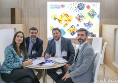 Cecilia M. Domínguez (i) de Hortifrut ExpoFRESH y sus clientes