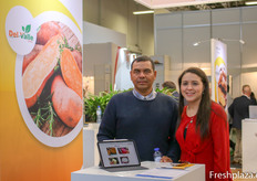 Delmi Elvir (d) y su colega Del Valle Farms