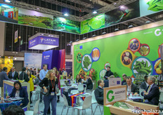 Algunos de los stands en el pabellón 26