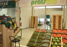 Ramón, de la empresa del Biomarket Prats Fruits, que ofrece una gama de hortalizas ecológicas principalmente de Murcia y Cataluña. 