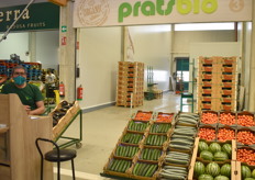Ramón, de la empresa del Biomarket Prats Fruits, que ofrece una gama de hortalizas ecológicas principalmente de Murcia y Cataluña. 