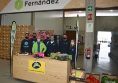 Fernández ofrece productos ecológicos de España y de otras partes del mundo. Sus clientes tienen su sede en Europa. En la foto el equipo del Biomarket de la empresa.