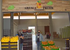 Oscar y Nuria, de Aresca Fruits, especializada en cítricos, zanahorias y aguacates ecológicos.