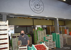 Un trabajador está ocupado con las cerezas, ahora mismo hay una gran demanda de esta fruta.
