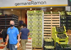 Un trabajador de Germans Ramon, que comercializa diferentes hortalizas de España.