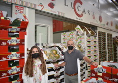 Aida y Vicente, de Escandell y Lucas. Además de otros productos, tienen una gran oferta de cerezas.