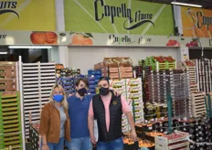 Claudia, Sergio y Jesús, de Capella Fruits, especializada en frutas de hueso y fresas.