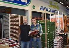 El especialista en frutas de hueso Granerofruits. En la foto, Xuim y Esteban.