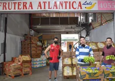 Daniel y Jordi, de Frutera Atlántica, que vende plátanos de Canarias y bananas de Sudamérica.