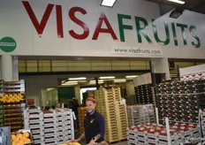 Mireia Fuertes, de Visafruits, que ofrece frutas de todas partes del mundo.