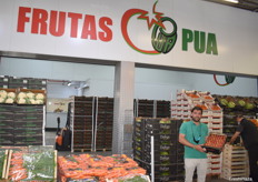 Francesc, de Frutas Pua. En su stand se puede encontrar un gran rango de productos frescos: tomates, sandías, zanahorias, cítricos…