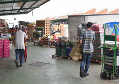 Mucho movimiento en los muelles de carga detrás de los almacenes.