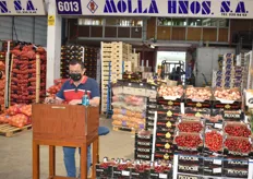 Ramón, de Molla Hnos. La empresa ofrece principalmente batatas, patatas, cerezas y cebollas.