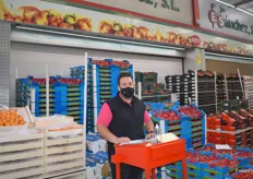 Sergio, de Sánchez, donde se venden principalmente cítricos, kiwis y frutas de hueso.