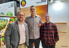 Daniel Fontet, acompañado en el stand de Fontet