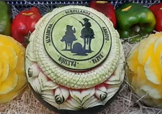 Sandías y melones convertidos en obras de arte en el stand de SAT Agrollanos
