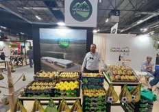 Roberto Pérez, gerente de Moncalvillo, muestra las manzanas y peras de Rincón de Soto DOP