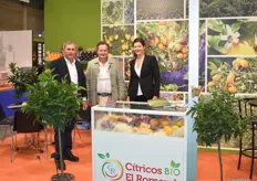 Miguel Ángel Gómez, Luis Fernando y Britta Saeger, de la empresa malagueña Cítricos El Romeral, con su oferta bío