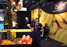 Lisbeth Mora muestra el jengibre ecológico de Costa Rica de Biotropic