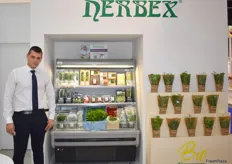 Alex Chircu, de Herbex, muestra la oferta de hierbas aromáticas y la línea gourmet de la compañía, en la cual destaca la salicornia