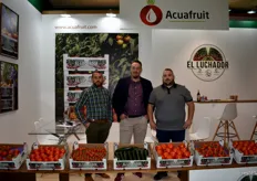 José Manuel Sánchez, Albert Puig e Iván Puga, en el stand de Acuafruit, con sus productos de la marca El Luchador. La empresa especializada en tomate y calabacín lleva 25 años en Mercabarna