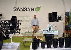 Javier Gardey, en el stand de Sansan, con su oferta de macetas para cultivo de berries en sustrato. Cada año 400.000 toneladas de fruta provienen de sus macetas