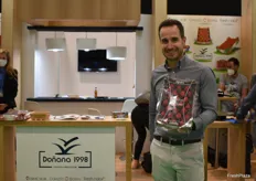 Manuel Matos, de Doñana 1998, con el envase con alveolos para fresas patentado por la compañía onubense