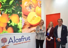 Inmaculada Gallardo, Rocío Soriano y Francisco José Bernal, de Alcafruit, especializada en cítricos, kaki y fruta de hueso