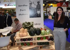 Lola López, con los productos hortofrutícolas de la empresa familiar murciana Pozo Sur