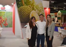 Eva Aranda, Tony Chen y Jennifer Haro, de Super Fruta, especializada en la importación de frutas y hortalizas exóticas. Entre ellas, el durián