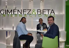 Enzo Pareja Rodríguez, gerente comercial de Beta, acompañado en el stand de Giménez & Beta Internacional